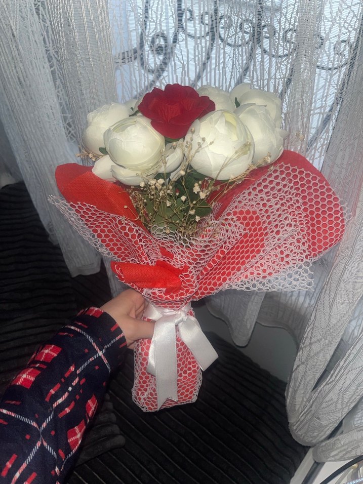 Beyaz ve Kırmızı Buket - Görsel 2