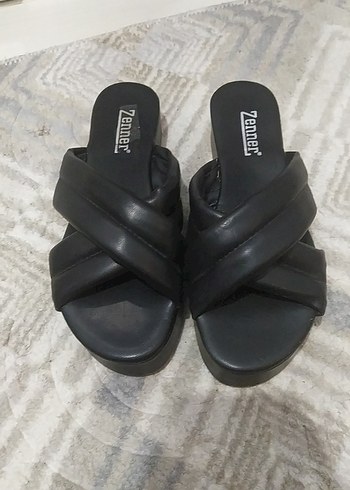 Siyah Kadın Dolgu Topuk Terlik