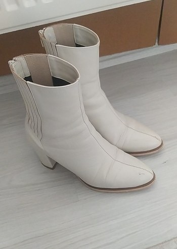 Beyaz Deri Blok Topuklu Kadın Bot