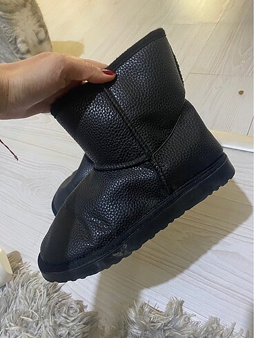 38 Beden siyah ugg