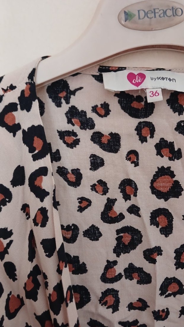 Düğmeli Leopar Desenli V Yaka Bluz - Görsel 2