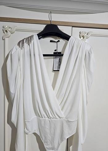 Omuz taş detaylı ekru body - Görsel 2