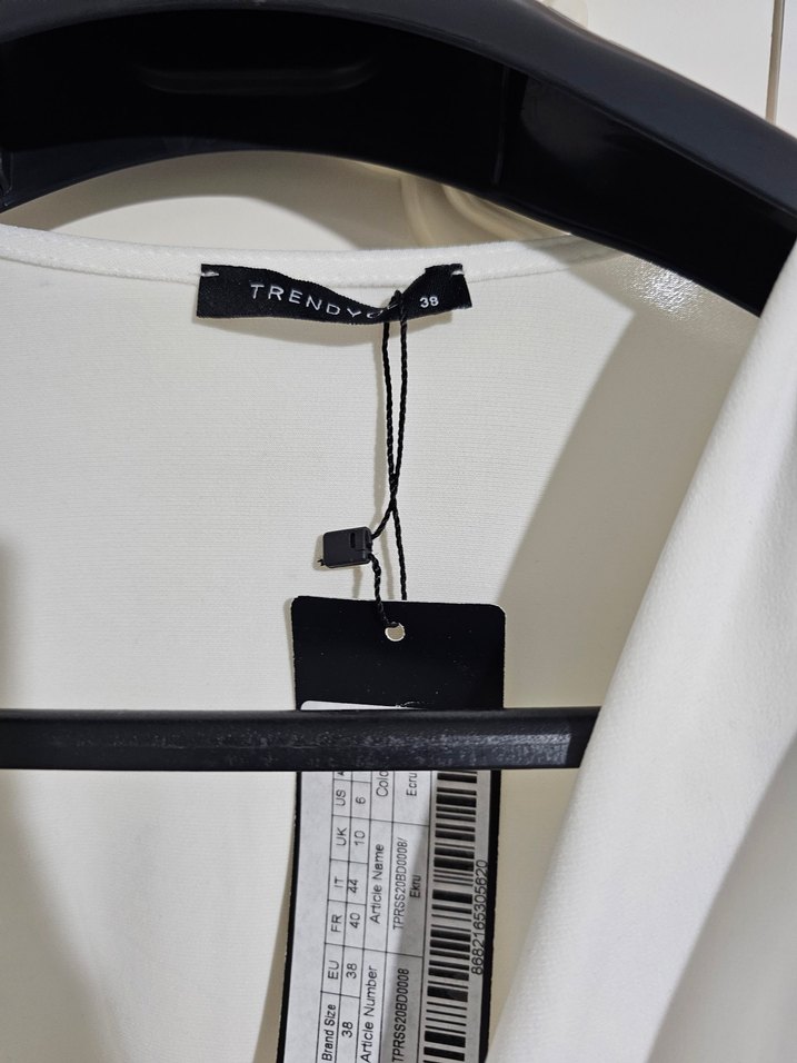 Omuz taş detaylı ekru body - Görsel 5