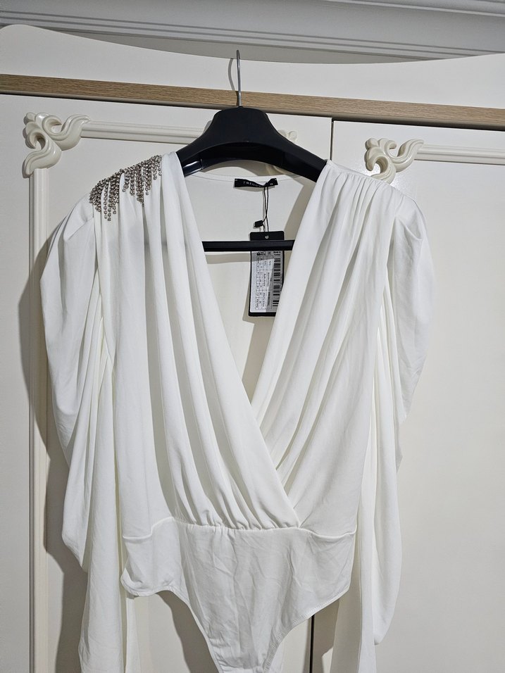 Omuz taş detaylı ekru body - Görsel 2