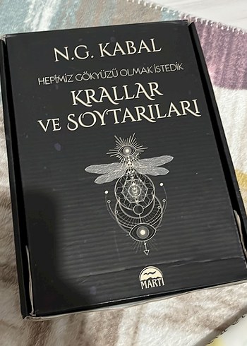 Krallar ve Soytarlar Roman Serisi kutulu set - Görsel 6