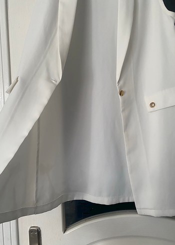 Düğmeli Beyaz Kolsuz Kadın Blazer - Görsel 2