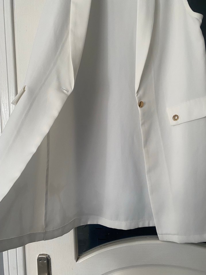 Düğmeli Beyaz Kolsuz Kadın Blazer - Görsel 2