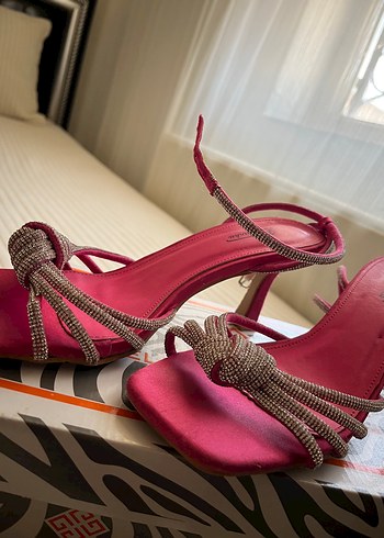Püsküllü Pembe Stiletto Kadın Abiye Ayakkabı