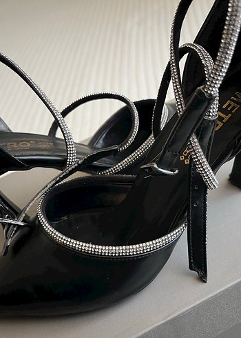 Siyah Yılan Desenli Tokalı Stiletto