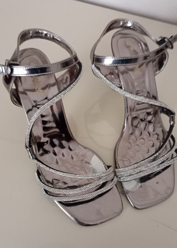 Gri topuklu ayakkabı  - Görsel 3