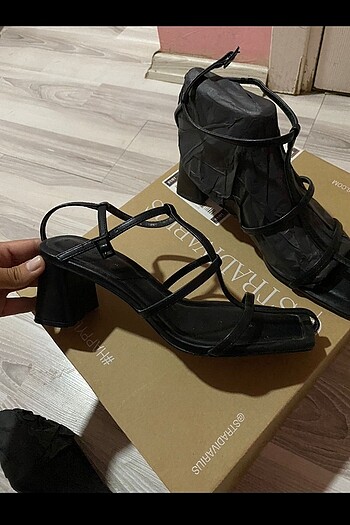 39 Beden siyah Renk Stradivarius topuklu bantlı ayakkabı