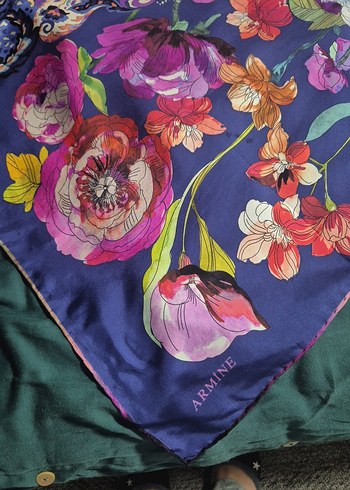 Çiçek Desenli Armine marka kadın saf ipek eşarp - Görsel 2