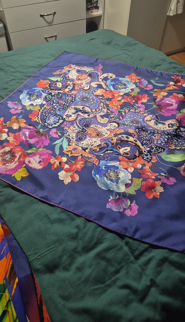 Çiçek Desenli Armine marka kadın saf ipek eşarp - Görsel 4