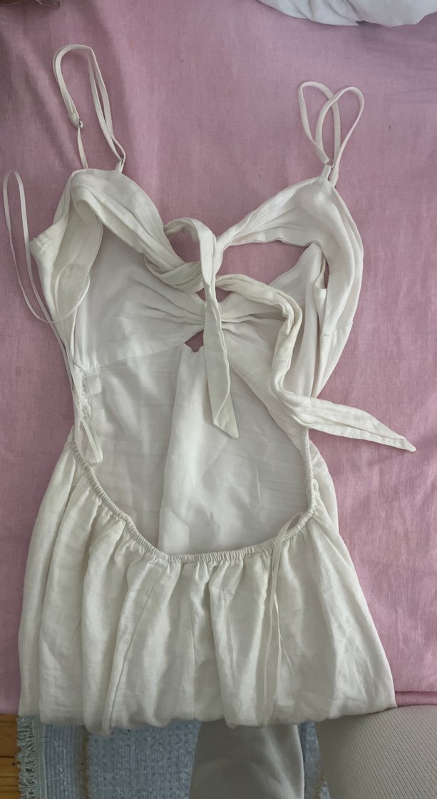 bershka Beyaz sirt dekolteli midi yirtmacli elbise - Görsel 4