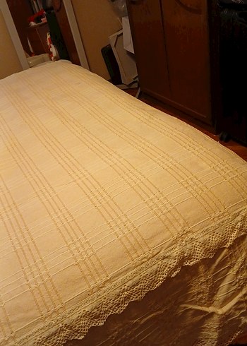 Bej Dantelli Düz Yatak Örtüsü - Görsel 2