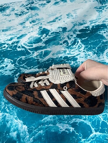 Adidas Leopar desenli ayakkabı