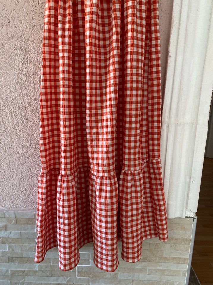 Turuncu kareli yaz elbisesi omuzlarından düşükte kullanılır - Görsel 2