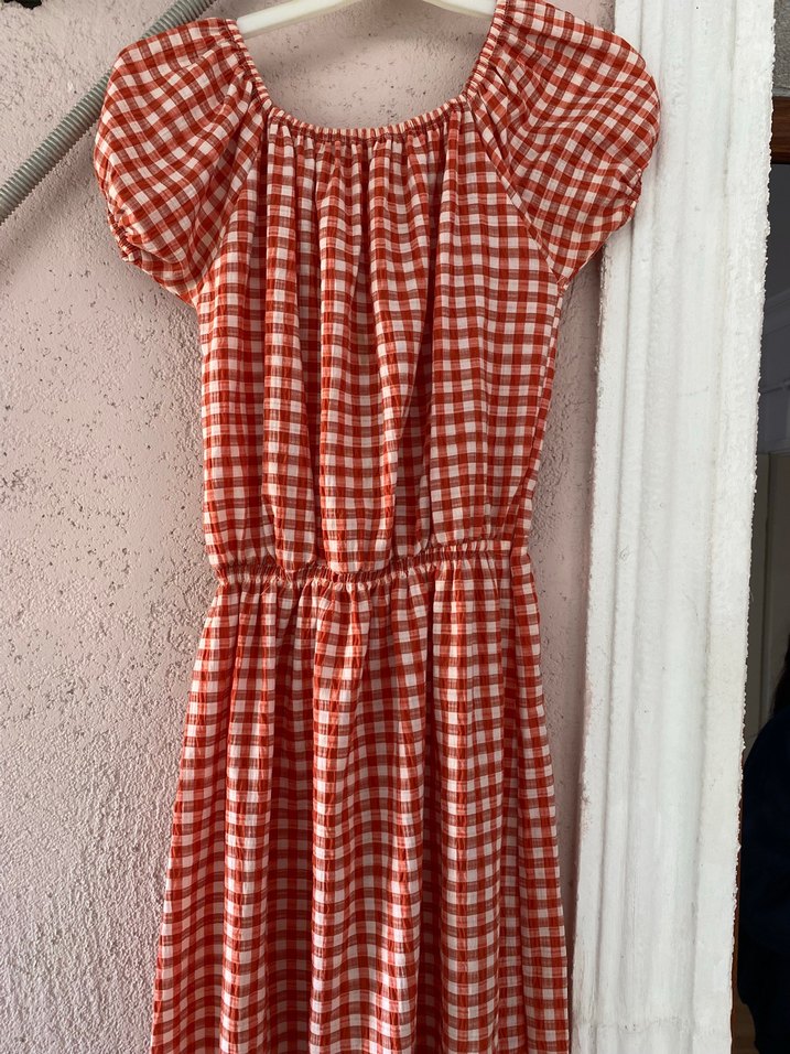 Turuncu kareli yaz elbisesi omuzlarından düşükte kullanılır - Görsel 3