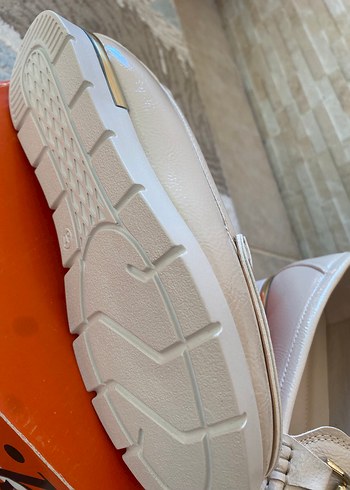 Beyaz Tokalı Kadın  Babet - Görsel 3