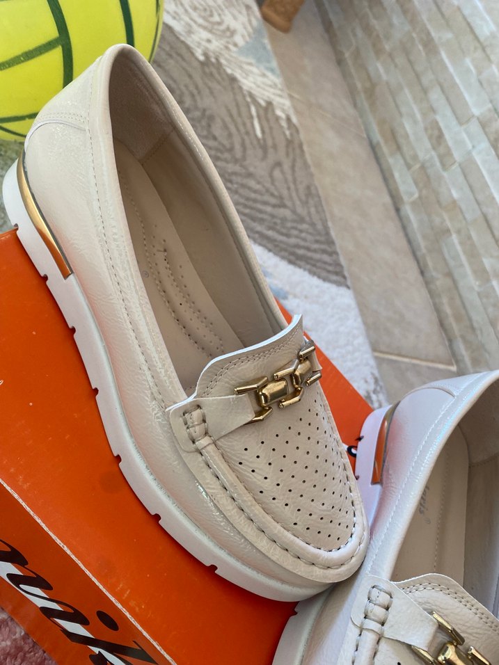 Beyaz Tokalı Kadın  Babet - Görsel 2