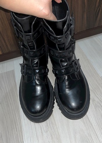 Siyah Deri Tokalı Punk Tarzı Kadın Bot - Görsel 2