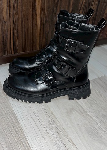 Siyah Deri Tokalı Punk Tarzı Kadın Bot - Görsel 3