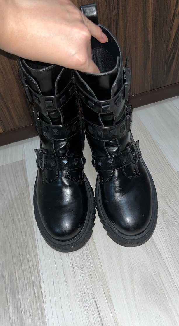 Siyah Deri Tokalı Punk Tarzı Kadın Bot - Görsel 2