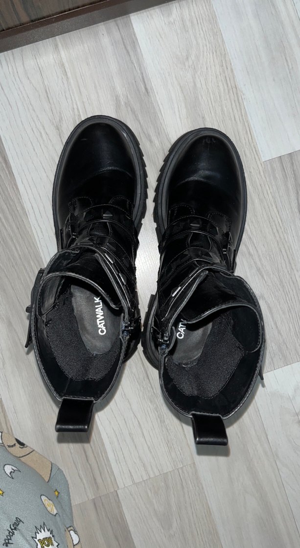 Siyah Deri Tokalı Punk Tarzı Kadın Bot - Görsel 4