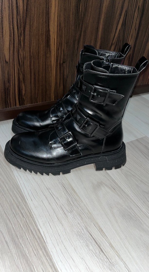 Siyah Deri Tokalı Punk Tarzı Kadın Bot - Görsel 3