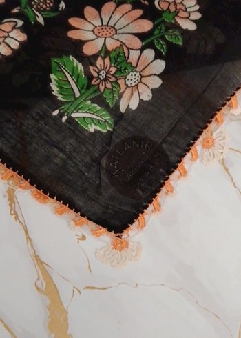 Dantel Kenarlı Siyah Çiçekli Kadın Fular - Görsel 3