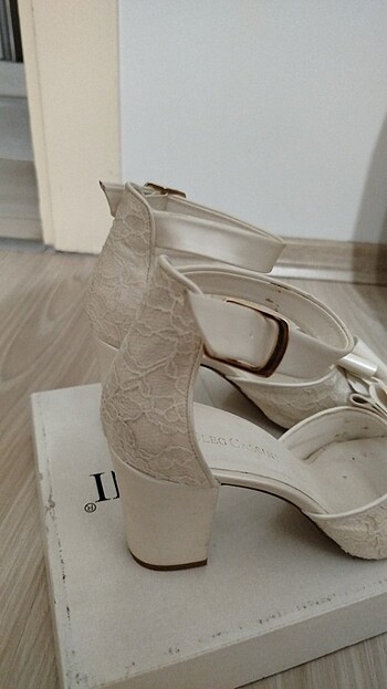 39 Beden Oleg cassini