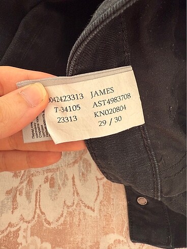 29 Beden siyah Renk Orjinal mavi jean
