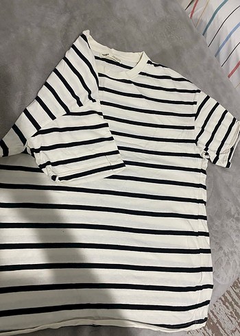 Kadın Beyaz Siyah Çizgili Kayık Yaka Tişört - Görsel 2