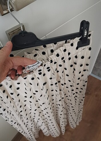 Stradivarius marka puantiyeli midi etek 