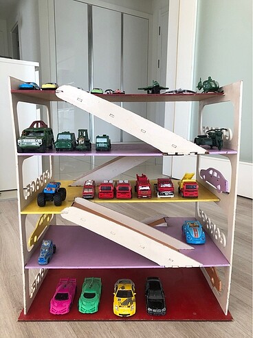 Ahşap katlı garaj ve arabalar
