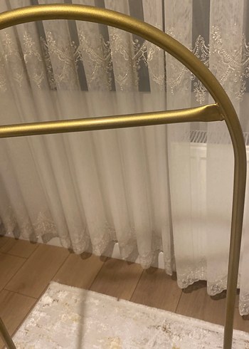 Parlak Altın Ayaklı Askılık - Görsel 3