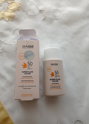 Babe renkli güneş kremi 