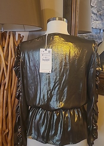 Drapeli V Yaka Parlak Altın Deri Bluz - Görsel 5