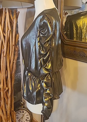 Drapeli V Yaka Parlak Altın Deri Bluz - Görsel 3