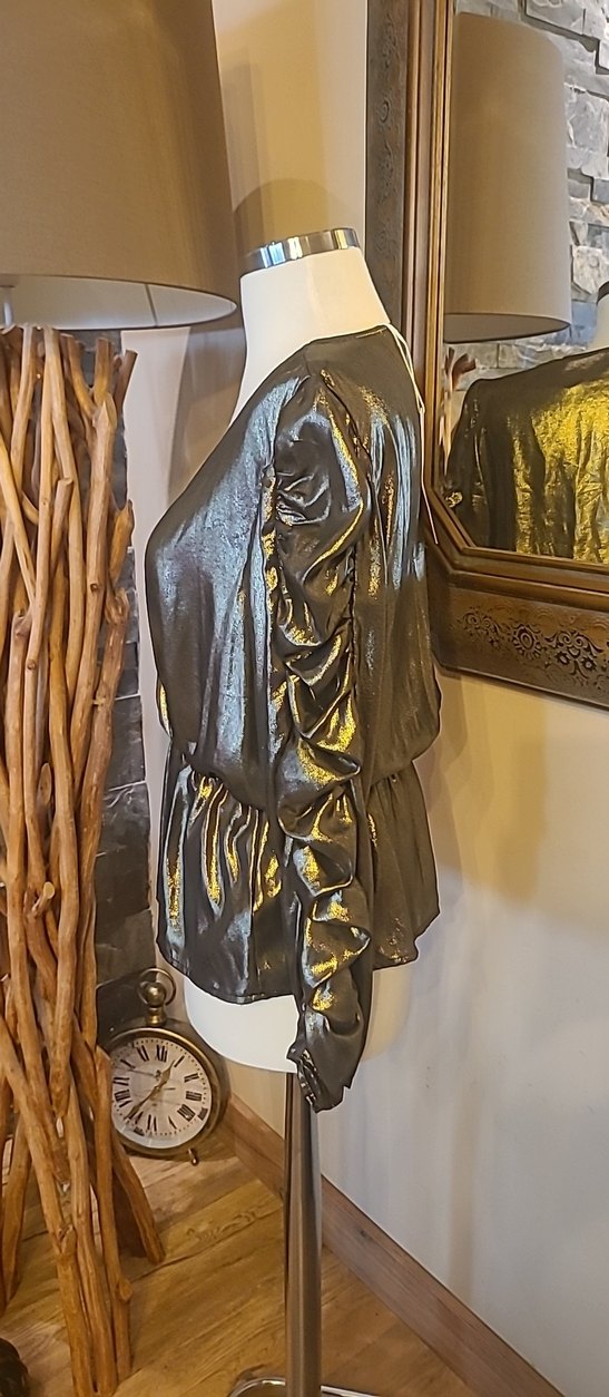 Drapeli V Yaka Parlak Altın Deri Bluz - Görsel 3