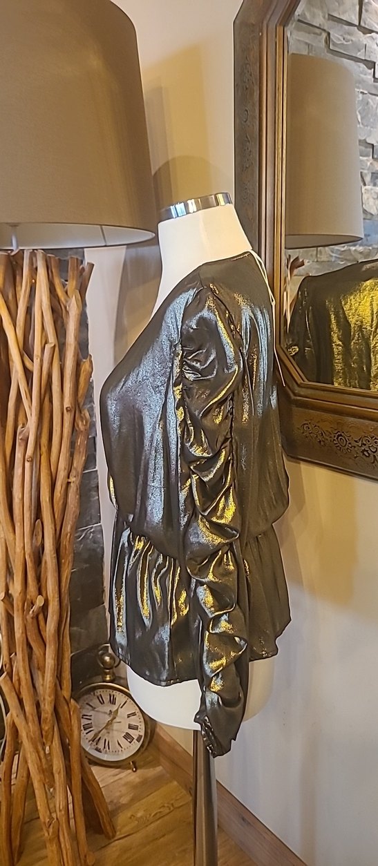 Drapeli V Yaka Parlak Altın Deri Bluz - Görsel 4