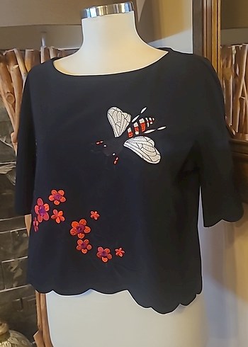 Kelebek ve Çiçek Desenli Siyah Kısa Kollu Bluz - Görsel 2