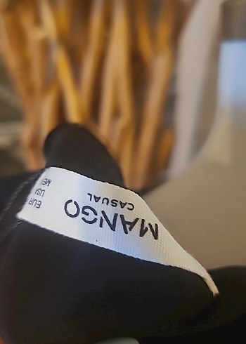 Kelebek ve Çiçek Desenli Siyah Kısa Kollu Bluz - Görsel 5