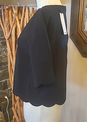 Kelebek ve Çiçek Desenli Siyah Kısa Kollu Bluz - Görsel 3