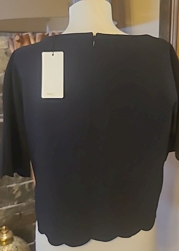 Kelebek ve Çiçek Desenli Siyah Kısa Kollu Bluz - Görsel 4