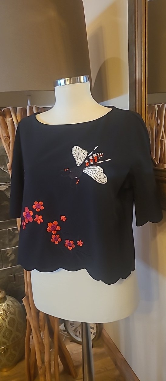 Kelebek ve Çiçek Desenli Siyah Kısa Kollu Bluz - Görsel 2