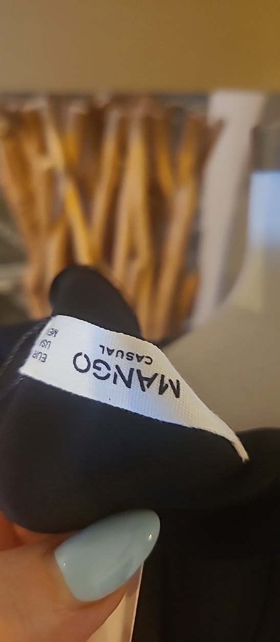 Kelebek ve Çiçek Desenli Siyah Kısa Kollu Bluz - Görsel 5