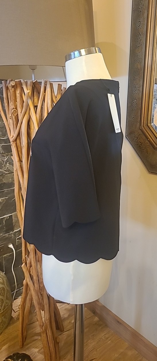 Kelebek ve Çiçek Desenli Siyah Kısa Kollu Bluz - Görsel 3