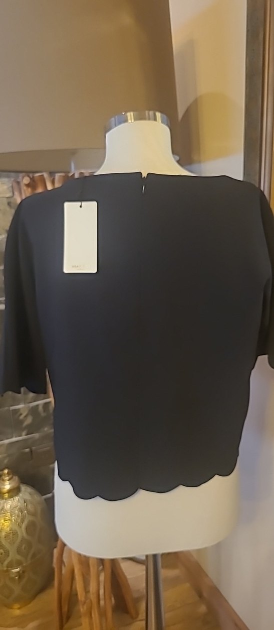 Kelebek ve Çiçek Desenli Siyah Kısa Kollu Bluz - Görsel 4