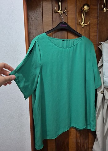 Yeşil Salaş Saten Kadın Bluz kolları detaylı